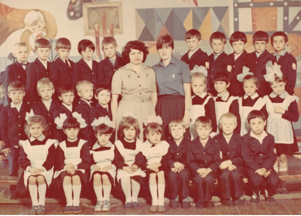 1 класс, 1986 год. Валентин в верхнем ряду, первый справа. Шимская средняя школа.