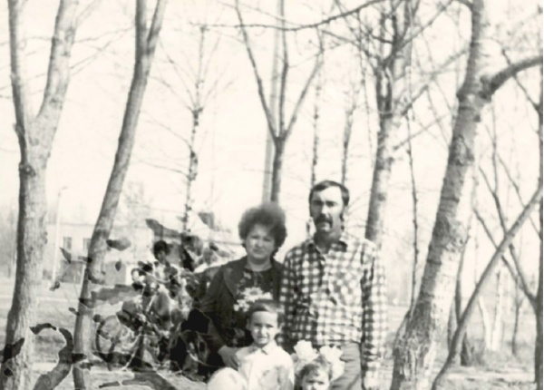 1 мая 1987 г. Валентин с сестрой Леной, мамой Людмилой Викторовной Лебедевой и папой Геннадием Валентиновичем Беряевым (поселок Шимск).