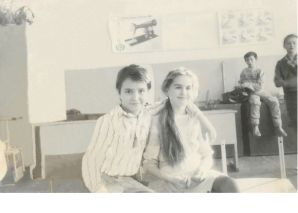 Валентин с одноклассницей Таней Сергеевой. Кабинет технологии, Шимская средняя школа.