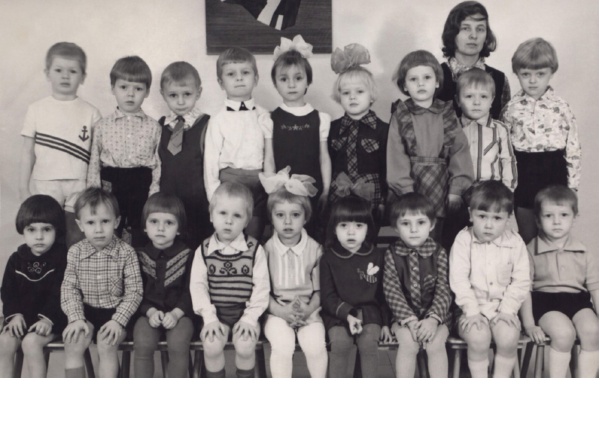 Сережа в дет. саду № 41. (1-й справа, верхний ряд). Его воспитательница Любовь Васильевна. 1983 год. (1-й справа, верхний ряд)