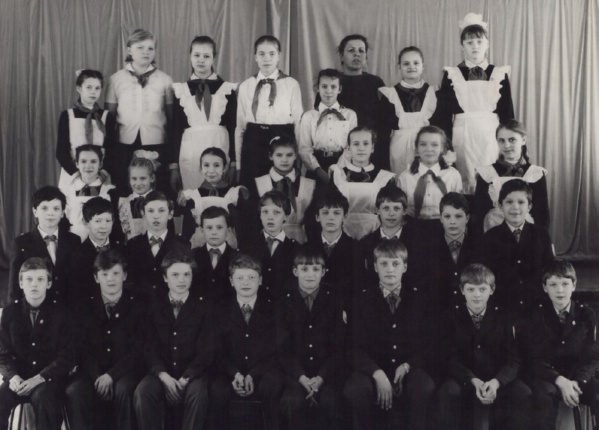 Сергей в школе №24, 5 класс (2 справа, нижний ряд)
