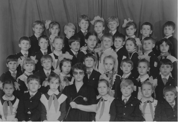 Сережа в 3 классе, 1986 г. (1 ряд сверху, 4 справа)