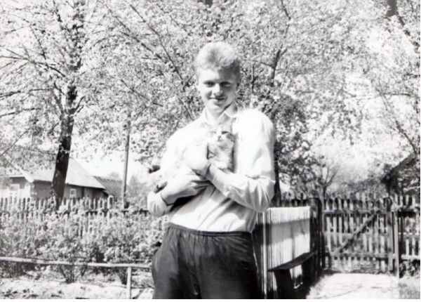 Сергей с любимым котом в деревне, 15 лет