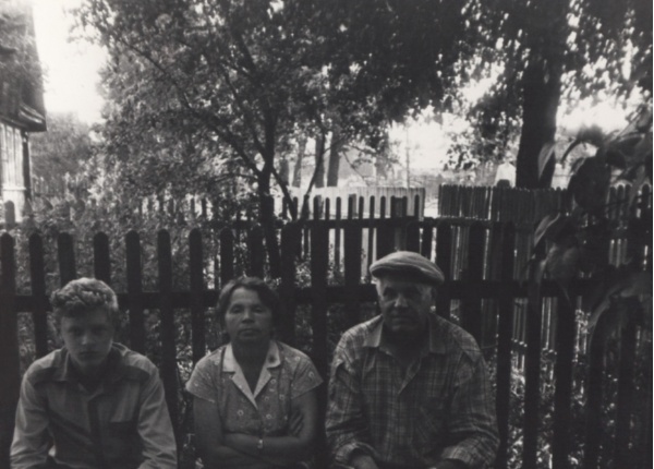 Сергей летом у дедушки и бабушки в деревне, 1992 год