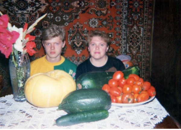 Сергей с мамой. Урожай с дачного участка, 1993 год