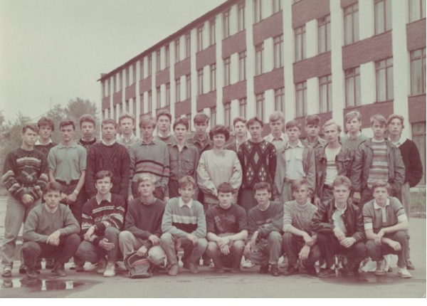 Новгородский техникум электронной промышленности, 1994 год. Сергей 7-й справа, верхний ряд