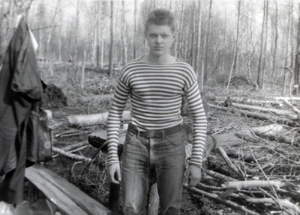 Сергей выкорчевывал деревья на дачном участке, 14 лет