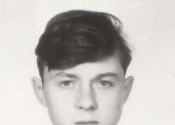 Саше 18 лет. Фото на паспорт. Ноябрь 1993 года.