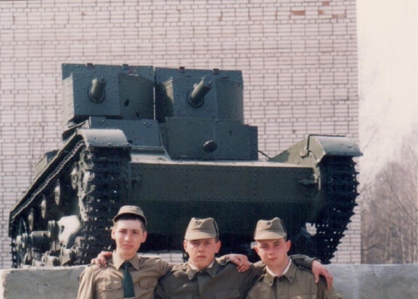 На службе в армии. Лето 1994 года. Саша первый справа.