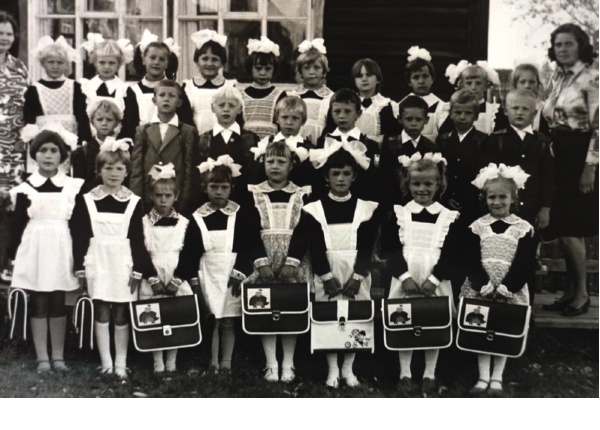 Тюлькинский детский сад, выпуск. Август 1982 года. Саша в среднем ряду, 4-й справа.