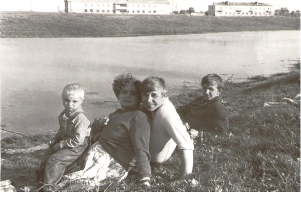 Юра (первый слева) с семьей на природе.