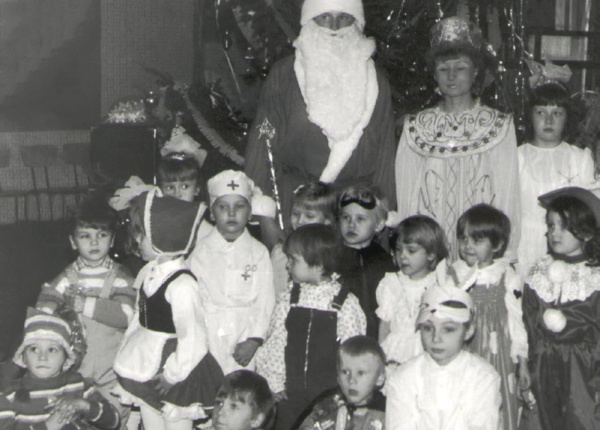 Юра (первый справа, нижний ряд) в детском саду на новогодней ёлке.