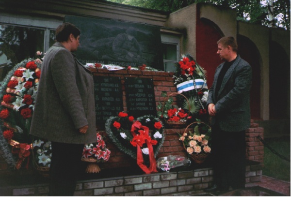 Родители у мемориала погибших выпускников Нижегородского военно-инженерного универститета (г. Кстово).