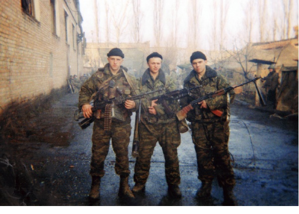 12-13 марта 2000 года. Юра (в центре) в Чечне.