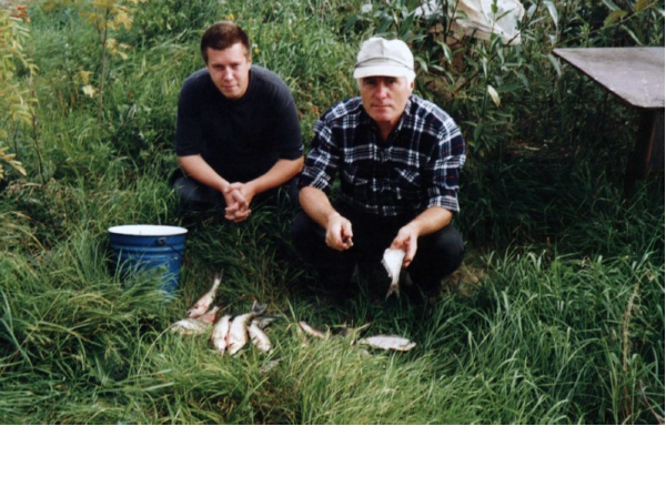 Отпуск. Дмитрий с отцом на оз. Ильмень. 2002 год.
