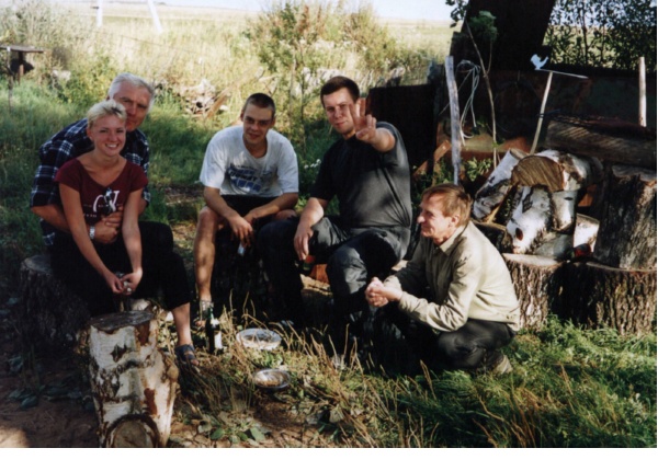 Дмитрий (2-й справа) в отпуске на оз. Ильмень. 2002 год.