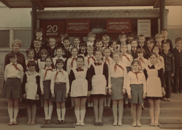 Дима (верхний ряд, справа у колонны) с классом. Школа №28.