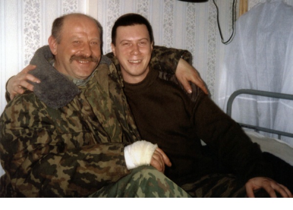 Дмитрий (справа) со сослуживцем в Грозном.