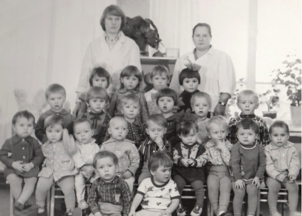 Денис в детском саду (первый справа, нижний ряд).