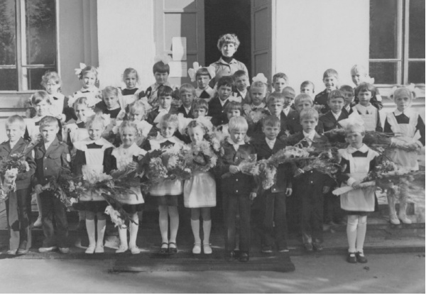 1982 год. 1 класс, средняя школа № 1 г. Старая Русса. Денис второй слева в нижнем ряду.