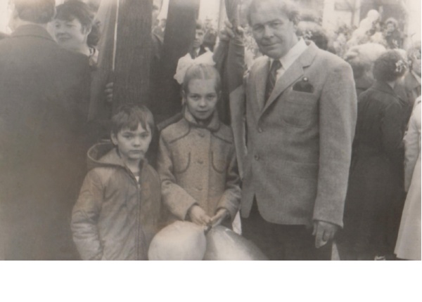 Денис с дедушкой Николаем Павловичем и сестрой Ириной на первомайском празднике.