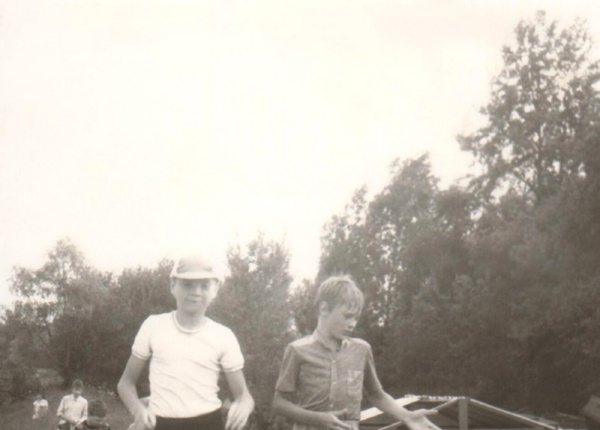Денис (слева) в пионерском лагере.