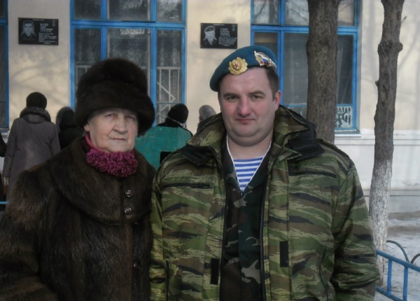 Первая учительница Дениса Ильина и председатель совета десантников по Старорусскому району.