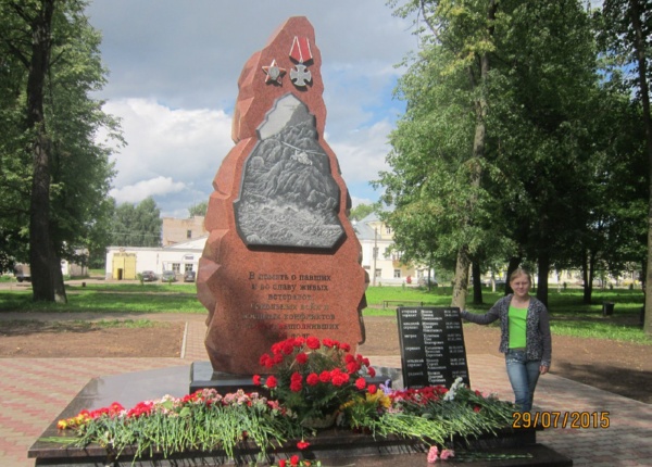 Племянница Вячеслава Голыничева у боровичского памятного знака. 12 августа 2015 года.
