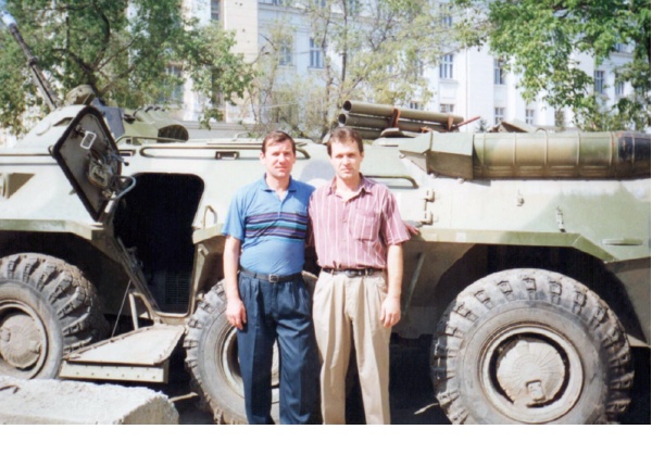 Олег Павлов (слева) в командировке. 