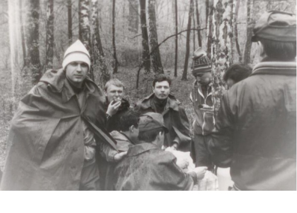 Олег (крайний слева) в походе с сокурсниками. 1983 год.