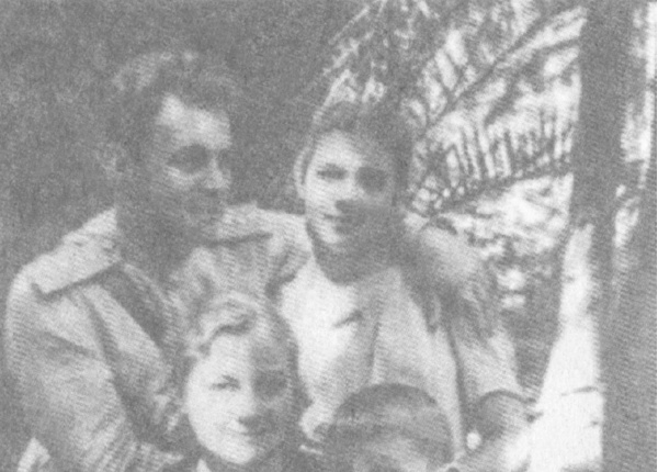 И.Д. Черняховский с женой Анастасией, дочерью Неонилой и сыном Олегом.