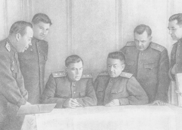Командование 59-й армии (слева направо): генерал-майор Н.П. Ковальчук, генерал-майор Я.Г. Поляков, генерал-лейтенант И.Т. Коровников, генерал-майор П.С. Лебедев, генерал-майор Н.В. Дорофеев, полковник А.Г. Королев.