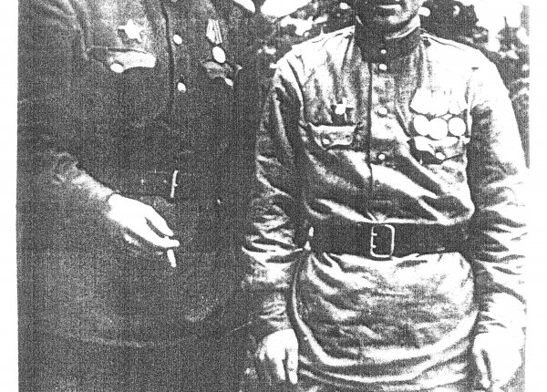 Яков Павлов (справа)