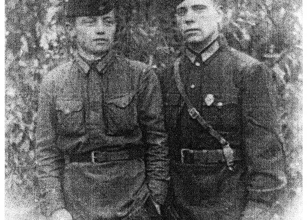 Я.Ф. Павлов (слева) на армейской службе. 1939 г.