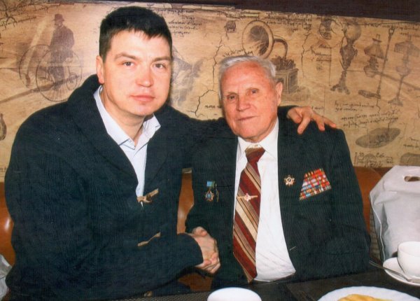 Павел Гальчено, генеральный директор компании (слева)