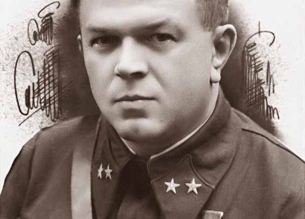 Командующий 14-й воздушной армией И.П. Журавлев. 1942 г. Фото со страницы Википедии.