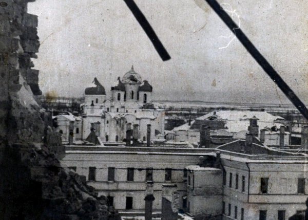Вид на Софийский собор с башни Кокуй. 1947 г. Из архива Г.И. Бакочиной (Великий Новгород).