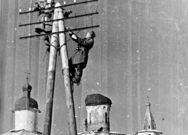 Восстановление уличного освещения в послевоенном Новгороде. Фото из архива новгородского интернет-журнала «Портал 53»