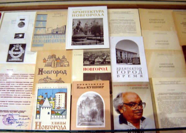 Выставочная витрина с книгами И.И. Кушнира.
