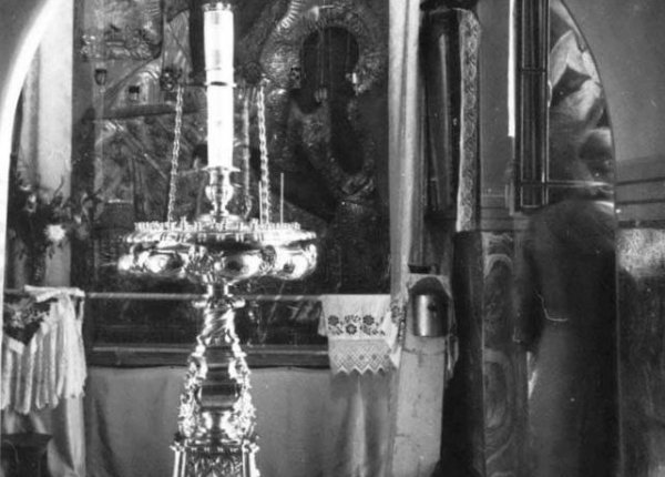 Икона Старорусской Божией Матери в Георгиевском храме в советское время. Фото 1980-х гг. из коллекции vk-группы «Старая Русса: взглядъ в прошлое»
