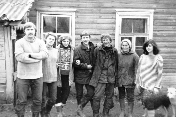 Лавров Н.И. (крайний слева) со студентами Новгородского пединститута