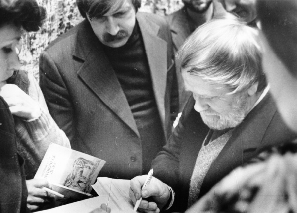 Н.И. Лавров (стоит в центре) берет автограф у писателя Василия Белова