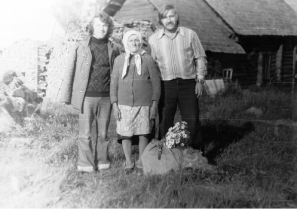  Н.И. Лавров (справа) в одной их диалектологических экспедиций по Новгородской области