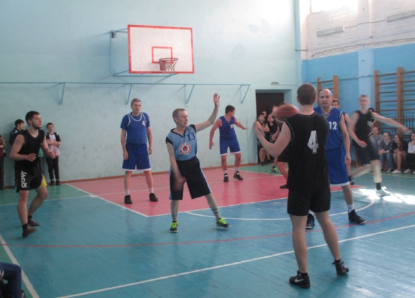 Баскетбольный матч между учащимися школы и одноклассниками А. Филиппова