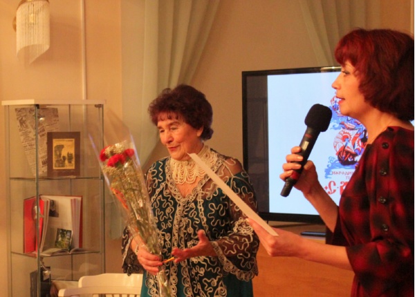 Поздравления принимает Изольда Михайловна Кушнир, бывший директор ДК им. Н.Г. Васильева.