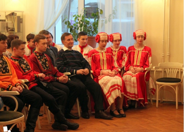 В.К. Ершов с участниками хореографических ансамблей «Юный новгородец» и «Капусель».