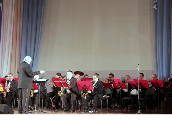 Играет  духовой оркестр Великого Новгорода под упр. А.П. Малышева