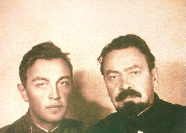 Ю.В. Ряховский с отцом во время неожиданного отпуска в октябре 1942 г. Источник изображения: Ряховский Ю. Путник [авторское издание].