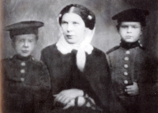 Екатерина Александровна Бородина с сыновьями Иваном (справа) и Александром (слева). Из собрания Марианны Манн, Париж.