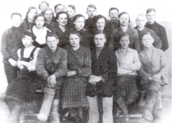 10-й класс Кречевицкой школы № 15.1940 г. Крайний справа – Сергей Шпуняков.